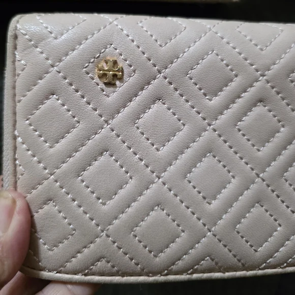 Tory Burch Quilted Cream Wallet - Picture 2 of 11